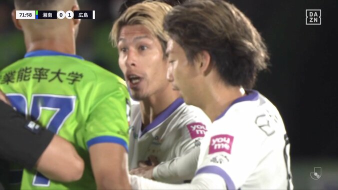 「カードないのかい！？」「ガキ使ちゃうねんから」広島DF、アフターで“無慈悲”なタイキックを受け激昂「そりゃ怒るわな」 3枚目