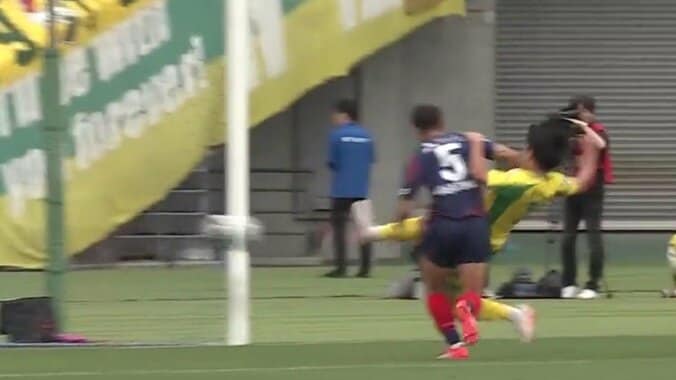 【映像】17歳姫野vs39歳長友のセカンドボール争い
