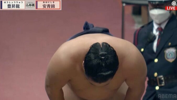 豊昇龍は約4秒間、深々とお辞儀をした