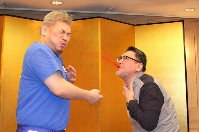 会見中に記者が毒霧噴射、強制終了！男色ディーノにムタの呪い　連日、毒霧を浴びる恐怖に耐えられるか 2枚目