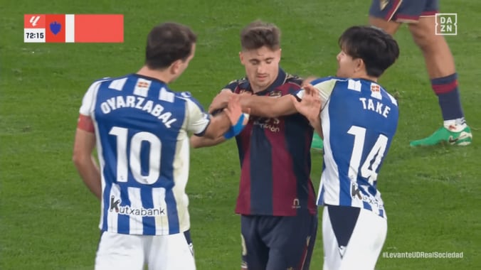 一触即発ムード→久保建英が“仲裁”「めっちゃ冷静」「良い人やなー」激昂の相手２人をなだめた一部始終が話題 3枚目