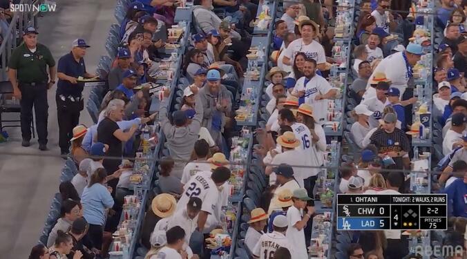 【写真・画像】「ナイスキャッチ！」大谷翔平のファウルボールを手にした観客が大はしゃぎ “麦わら集団”も拍手喝采　1枚目