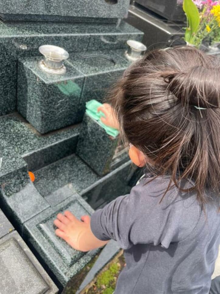  大和田美帆、母・岡江久美子さんの墓参りに訪れ複雑な心境を吐露「悲しく切なくなります」 