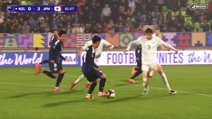 相手の股を狙ってパスを通す高岡