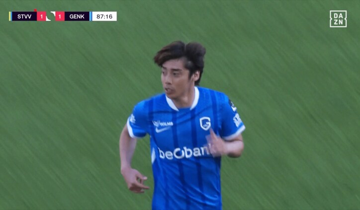 伊東純也が交代のタイミングで試合は中断