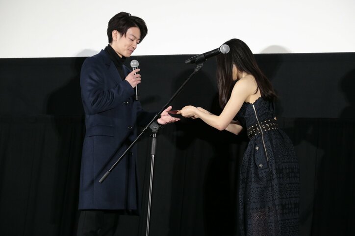 「変わらない愛はある！」佐藤健に土屋太鳳が送った感動の手紙