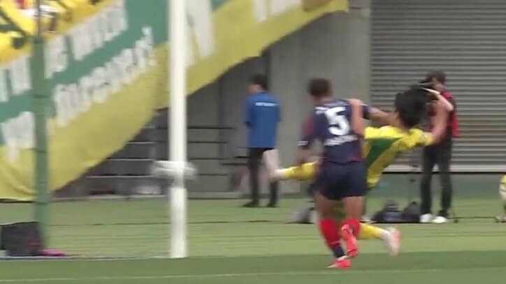 【映像】17歳姫野vs39歳長友のセカンドボール争い