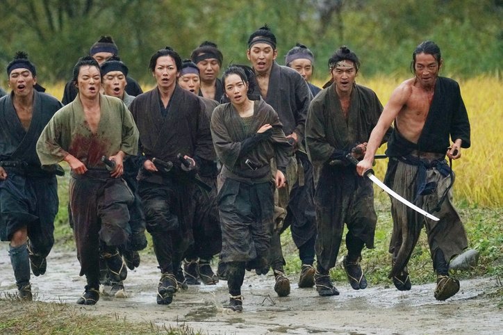 佐藤健、小松菜奈、森山未來らが全力疾走!映画『サムライマラソン』より場面写真到着