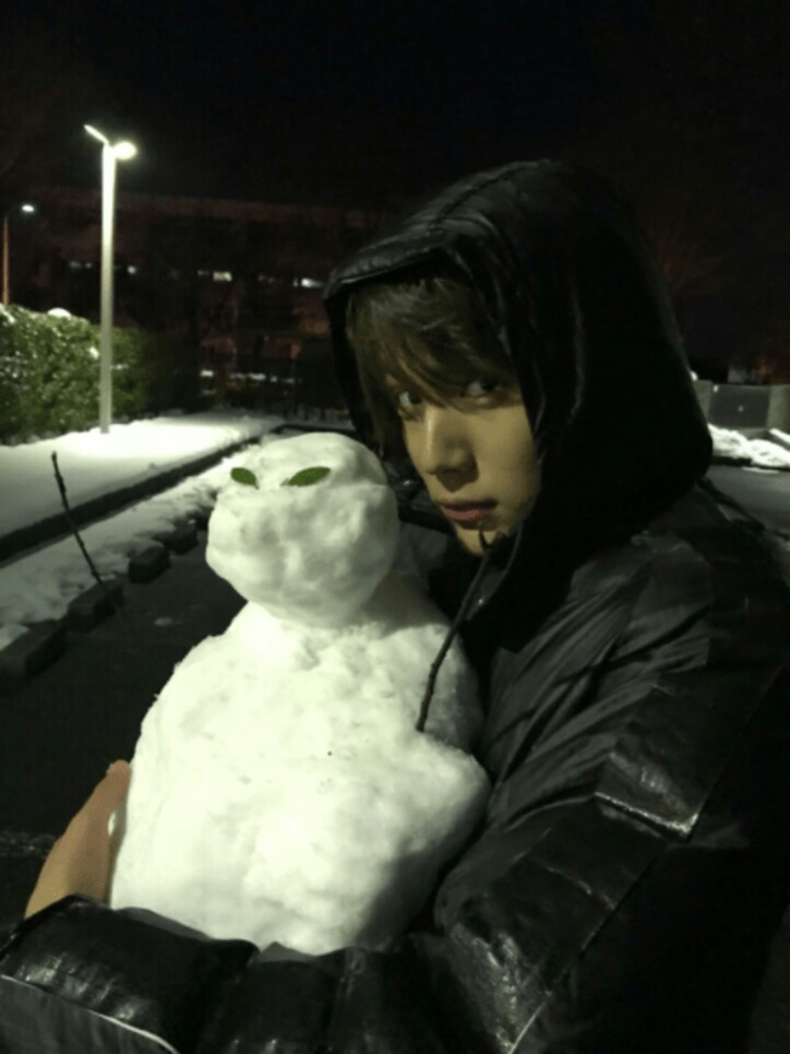 中川大志、自作の“宇宙人”雪だるまを抱っこした写真に反響「雪だるまになりたい」
