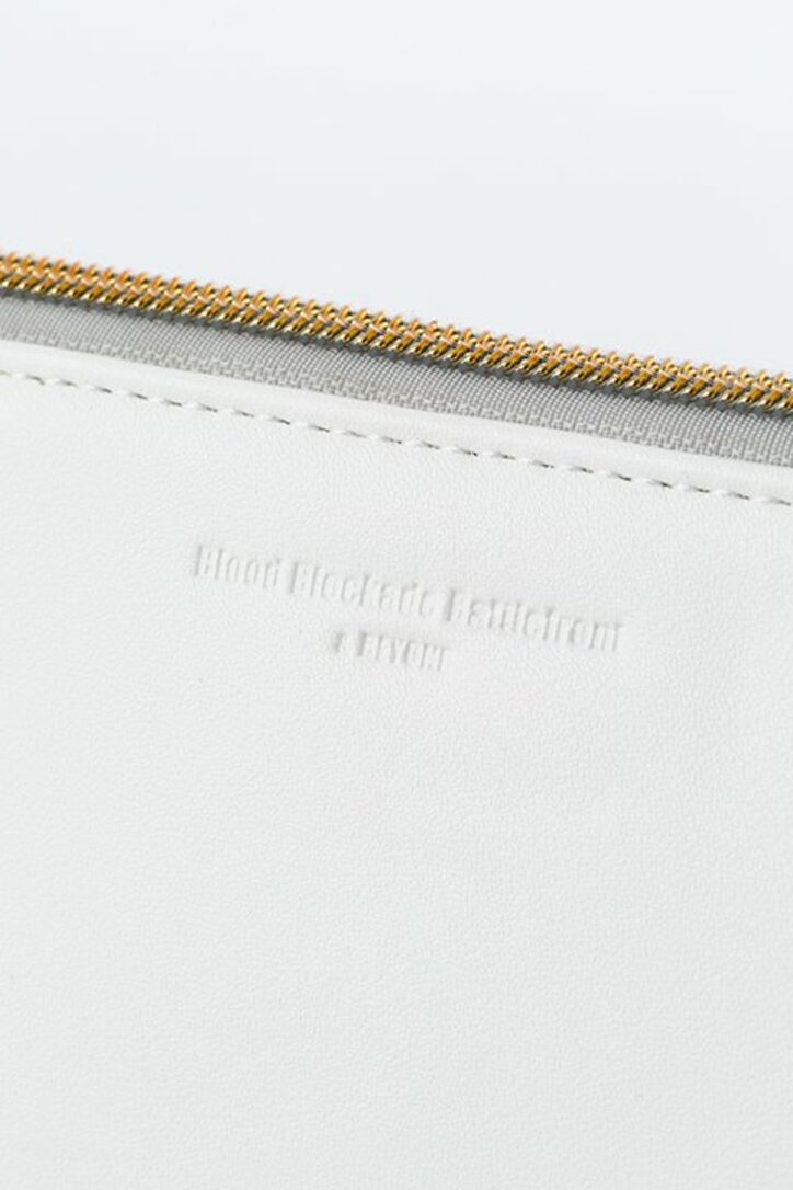 アニメ『血界戦線 & BEYOND』レオナルドとクラウスが手元に! 佐藤さきコラボのショルダーバッグとポーチが発売