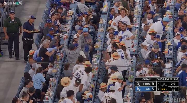 【写真・画像】「ナイスキャッチ！」大谷翔平のファウルボールを手にした観客が大はしゃぎ “麦わら集団”も拍手喝采　1枚目