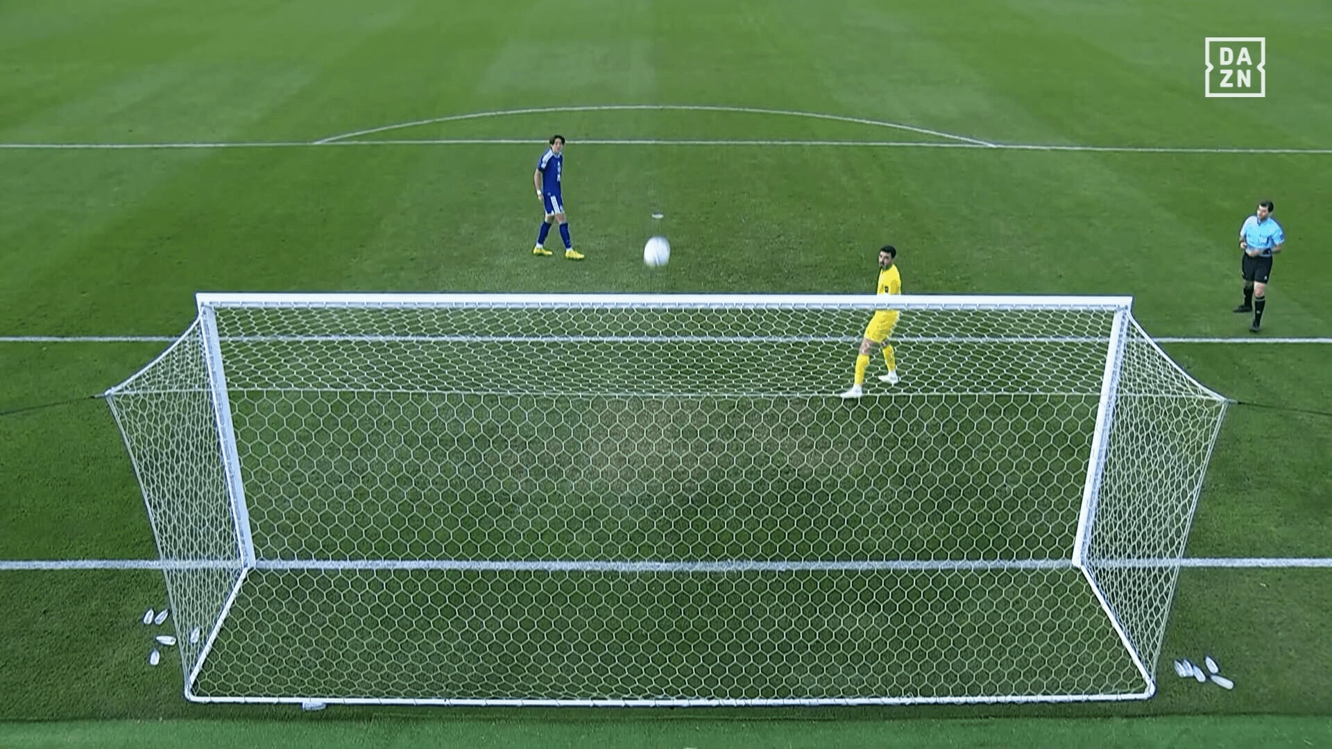 逆回転のボールがゴールに吸い込まれる