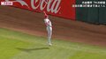 大谷翔平以上に相手打者が“びっくり”の決定的瞬間 ノールックキャッチ直後、現地カメラが捉えた一コマ