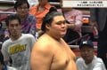 「ガタイよすぎ」「元関取かと」大の里、副賞授与式で“まさか”の人物 「カップも大使も横綱級」驚きと感嘆の声も