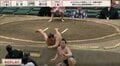 「腕危なかったな」行司軍配も差し違った“驚異の突き落とし”に館内どよめく 物凄い体勢で転落も勝利「すごいな着地」驚きの声