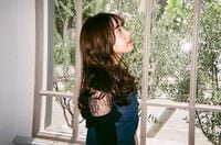 佐野ひなこ、マネージャー撮影の”胸チラ”オフショットに反響「色気が増してる」