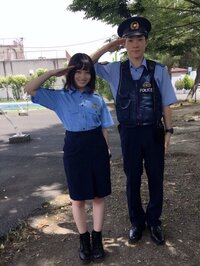 橋本環奈、横山だいすけとの“警官ショット”を披露