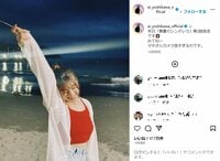 吉川愛、海辺で“へそチラ” ホットパンツ＆タンクトップ姿を披露し「可愛さが半端ない」「めっちゃ良い」絶賛の声