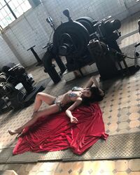 熊田曜子、シュールさと妖艶さ漂う1枚に反響「凄くいい。アート」「美しい」