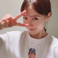 「MARVELにハマって…」トリンドル玲奈、“キャプテン・アメリカのTシャツ”を着てのピースショット公開