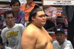 「ガタイよすぎ」「元関取かと」大の里、副賞授与式で“まさか”の人物 「カップも大使も横綱級」驚きと感嘆の声も