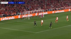 「人間やめた？」「バケモンコース」守護神ノイアーが右腕一本でワールドクラスの神セーブ！完璧すぎるダイレクトシュートをスーパーパンチングした瞬間