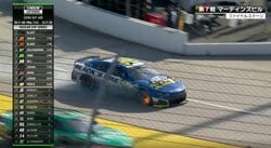 「何のコーション？」ブレーキ炎上も黄旗出ず全車激走→14周後のサーキットで予想外の珍光景「謎イエロー」ファン騒然