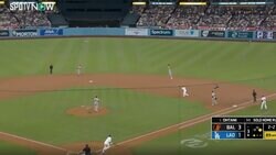 大谷翔平の“弾丸ライナー”に「ドン引き」 相手野手の頭上を“爆速通過”する瞬間が「もはやホラー」