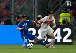 「クソ野郎だな」危険すぎる“極悪タックル”に海外ファン激怒！ イタリア代表FWがトルコ新星の足首を刈って吹っ飛ばした瞬間「レッドカードだろ」「EUROの準備試合だぞ」