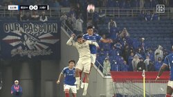 「本当に大丈夫か」あわや粉砕骨折！70cm級ハイジャンプからの顔面強打で転倒悶絶 ヘディングの競り合いで壮絶な空中ダブルノックアウトの瞬間　