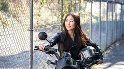 “あざとすぎる”ハニートラップ女優として話題 女優・三輪晴香が小悪魔スマイルで誘惑 デジタル写真集発売記念の誌面カット公開