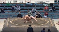 相手力士を「グリングリンした」 くるくる回って土俵にドン「うまい」「すっげ」19歳若手力士に館内どよめきと拍手