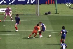 天才爆発！ 元日本代表ファンタジスタの“急反転の股抜き突破”にファン衝撃「今節No.1ゴール」「乾貴士が変態の域」「代表復帰を」30m独走ゴラッソの一部始終