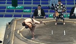 土俵下で“笑ってはいけない”状態が発生「親方ツボってる」見事な掛け投げが招いた“ほっこり珍事”