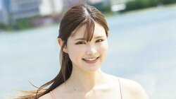 元幼稚園教諭の人気レースクイーン・木村楓、南国ビーチでも際立つスタイル 『ヤンマガ』裏表紙＆巻末グラビア