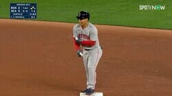 吉田正尚が開幕戦で弾丸ツーベース！ 喜びを表すその動きはガッツポーズ？それとも控えめなマッスルポーズ？