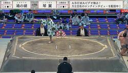 落下してくる力士を“優しく”抱き止め……土俵下で見つめ合う姿にほっこり「美しい光景」「なんかドラマでも始まりそうな」