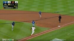 球場騒然！菊池雄星が超スーパープレー！ ヤバすぎる“素手キャッチ”が世界中で話題に　好フィールディングにファン騒然「すげえ！」「よく捕ったな…」