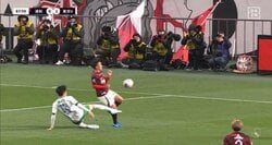 「は？これがファウル？」「突っ込んだもん勝ちやな」浦和vs東京V戦、物議を醸した“PK献上”シーンに元日本代表が言及「スライディングの選択をしてはいけない」「リスク高いプレー」