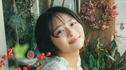 すみぽん、“一凛の花”を思わせる花柄美ビキニ姿 『旬撮GIRL Vol.30』誌面カット公開