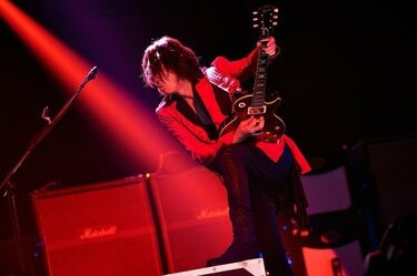 必ず一緒に歌える日が…」GLAY、25周年ライブでファンとの約束 ステージ