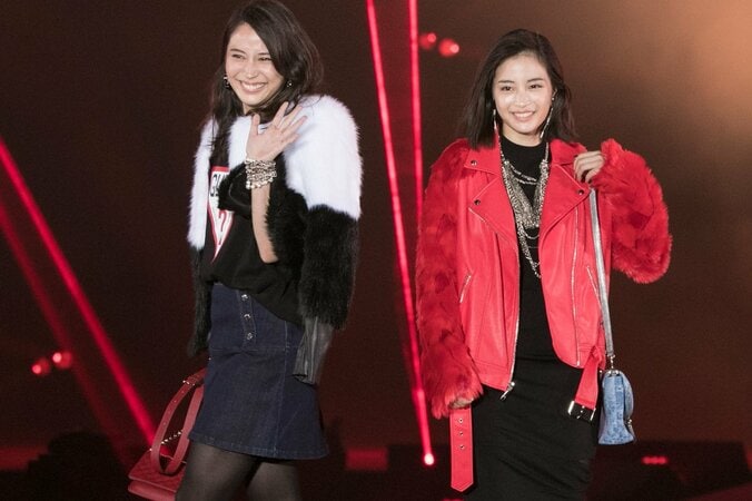 広瀬アリス＆すず姉妹の”イチャイチャ”に大歓声！ 初の幕張開催に3万1000人集結 -ガールズアワード2017A/W【画像集】 3枚目