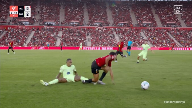 「さすがにレッドカードやろ！」バルサFWの“やりすぎ後方タックル”に大ブーイング！「マジで危ない」「審判が問題」相手スタッフが詰め寄って一触即発 3枚目