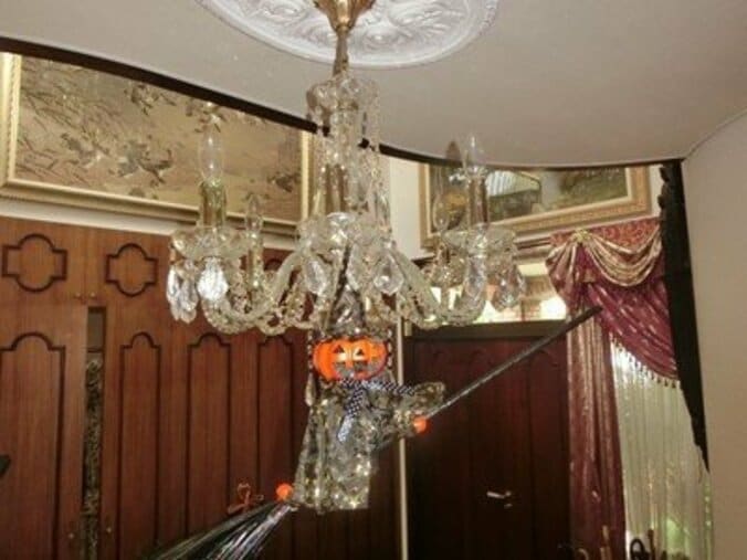 デヴィ夫人、ハロウィンの飾りつけをした自宅を公開「今年もありとあらゆるところに」 1枚目
