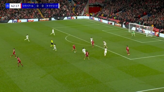 SNS沸騰「人間やめてるって」超ゴラッソ級“無回転”弾丸ミドルを片手で止めた異次元のプレー！「神シュートに神セーブ」「どっちもバケモン」 4枚目