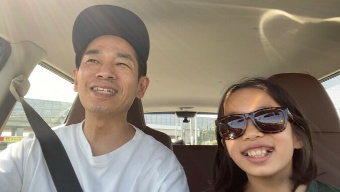 【画像】車の中で娘と笑うタケト
