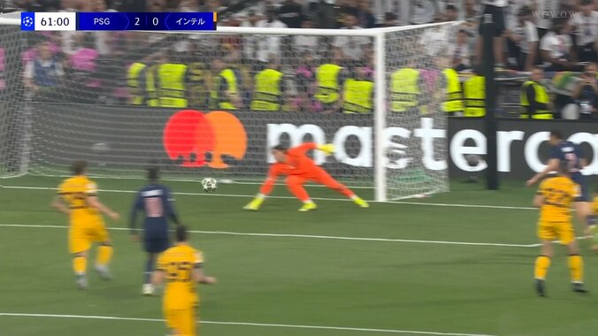 一体何した？“NEXTネイマール”のとんでもない凄技にスタジアム騒然「何歳だよマジ」曲芸級の超絶ターンヒールパスでシュートチャンス演出の瞬間 4枚目