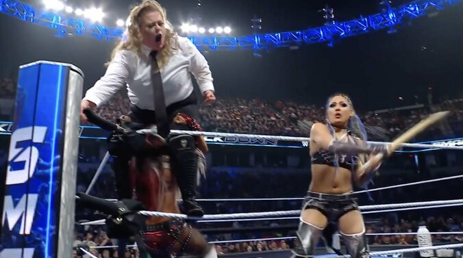 大きく振りかぶるジュリア