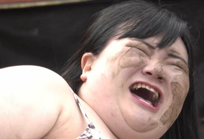 【写真・画像】オダウエダ植田、セクシーなビキニ姿で泥まみれに「何やってんの！」「見えますから」ツッコミ殺到　1枚目