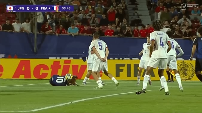 「審判は甘えすぎでは？」日本代表10番が“体当たりタックル”に怒り…「流しすぎ」「FVSの難しさ」PK＆ファウルなしにSNSも騒然【U-20W杯】 5枚目